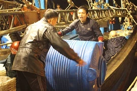 Hàng trăm người nỗ lực cứu tàu cá tiền tỷ bốc cháy