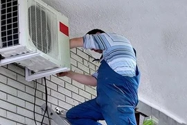 Vạch trần mánh móc túi khách hàng của thợ bảo dưỡng điều hòa