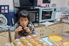 Kinh doanh bánh ngọt, cô bé 11 tuổi kiếm tiền triệu mỗi ngày