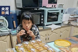 Kinh doanh bánh ngọt, cô bé 11 tuổi kiếm tiền triệu mỗi ngày