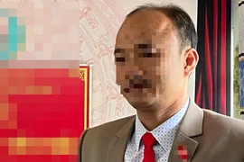 Chi tiết vụ hiệu trưởng nhắn tin rủ bé gái 15 tuổi làm chuyện 'người lớn'