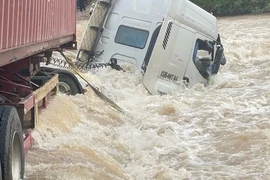 Tài xế xe đầu kéo liều lĩnh vượt ngầm tràn, người dân phải bơi ra cứu 