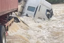 Tài xế xe đầu kéo liều lĩnh vượt ngầm tràn, người dân phải bơi ra cứu 