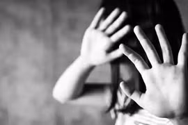 Bị hàng xóm xâm hại, nữ sinh lớp 8 mang song thai