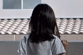 Bé gái 13 tuổi phát hiện mang thai 4 tháng khi mẹ đưa đi khám bệnh