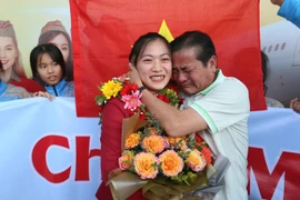 Giám đốc Sở ôm vận động viên đoạt HCV SEA Games Lê Thị Nhi nức nở 