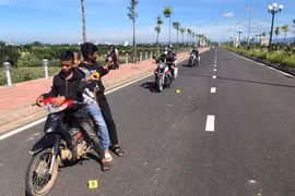 2 thanh niên dùng ná cao su bắn tới tấp vào cảnh sát giao thông 