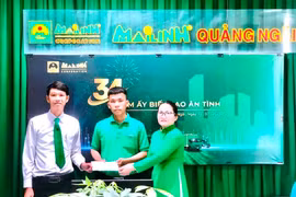 Đi taxi hết 413.000 đồng nhưng chuyển cho tài xế đến 413 triệu đồng