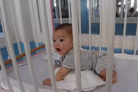 5 em bé dễ thương bị bỏ rơi ở bệnh viện đang cần giúp đỡ