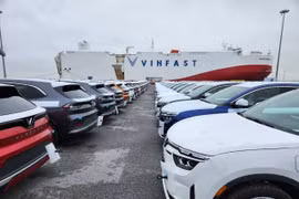 Chùm ảnh lô 999 chiếc xe điện VF8 đầu tiên vào thị trường Mỹ