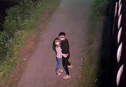 Nhìn qua cửa sổ bắt quả tang vợ đang thậm thụt hôn hít với tình nhân 