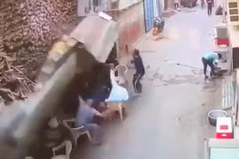 Bức tường của nhà hỏa táng bất ngờ đổ sập khiến 4 người thiệt mạng