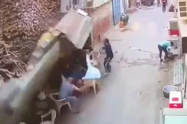 Bức tường của nhà hỏa táng bất ngờ đổ sập khiến 4 người thiệt mạng