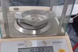 Người đàn ông đào được viên kim cương trị giá 2,4 tỷ đồng