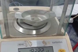 Người đàn ông đào được viên kim cương trị giá 2,4 tỷ đồng