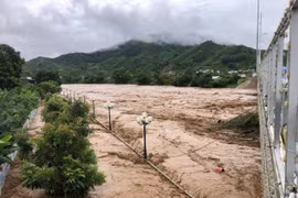 Clip nước lũ cuộn chảy như sông, cô lập bản làng ở Sơn La