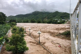 Clip nước lũ cuộn chảy như sông, cô lập bản làng ở Sơn La