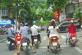 Cô gái bị nhóm dàn cảnh trộm đồ giữa phố ở Hà Nội