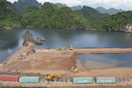 Chủ dự án quây núi làm hòn non bộ ở vịnh Hạ Long bị phạt 125 triệu đồng