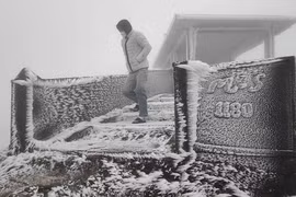 Xem ảnh cực đẹp băng tuyết phủ trắng đỉnh Mẫu Sơn