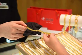 Giá vàng hôm nay bật tăng mạnh 12 USD/ounce