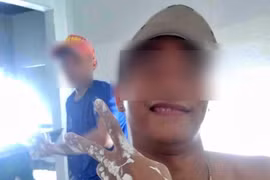 Thanh niên 'khoe hàng' sau một cuộc gọi, ra sức gạ gẫm quý bà