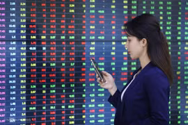 Chứng khoán thực chiến: Đừng chú trọng Vn-Index, hãy quan tâm cổ phiếu đang giữ