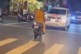 Sư thầy chạy xe lạng lách, đánh nhau với người đi đường