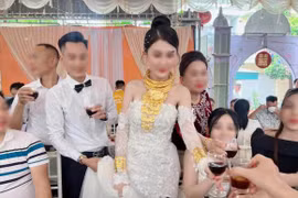 Đám cưới nhà giàu ở Quảng Ninh: Vàng đeo theo ký, tiền mặt xếp thành cọc