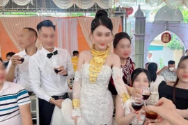 Đám cưới nhà giàu ở Quảng Ninh: Vàng đeo theo ký, tiền mặt xếp thành cọc