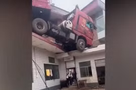 Container mất lái thản nhiên “đậu” trên nóc nhà dân