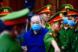 Hình ảnh ông Đinh La Thăng đeo kính đen cùng 18 bị cáo ra toà ở TP HCM 