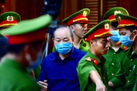 Hình ảnh ông Đinh La Thăng đeo kính đen cùng 18 bị cáo ra toà ở TP HCM 