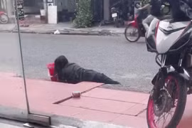 Người phụ nữ tàn tật đang bò đi ăn xin, đột nhiên đứng dậy gây sốc