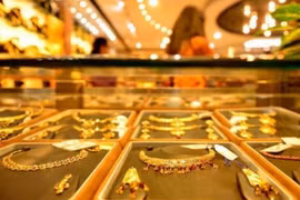 Giá vàng hôm nay tiếp tục lao dốc, người mua lỗ nặng