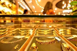 Giá vàng hôm nay tiếp tục lao dốc, người mua lỗ nặng