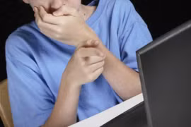 Xem camera mẹ sốc khi thấy con trai lớp 10 đưa bạn gái về nhà 'làm chuyện ấy' 