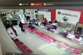 2 tên cướp ngân hàng vứt tiền bỏ chạy khi chuông báo động vang lên 
