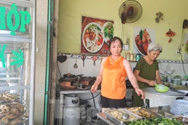 Quán cơm ở Bình Định bị tố dồn thức ăn thừa rồi bán cho khách mới 