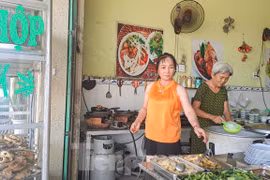 Quán cơm ở Bình Định bị tố dồn thức ăn thừa rồi bán cho khách mới 