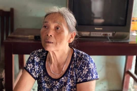 Cụ bà 71 tuổi chăm sóc bố chồng 92 tuổi, cố bám nhà dù ngập nặng