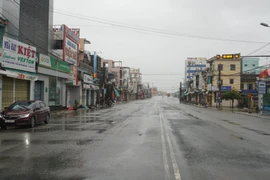 Bão số 9 áp sát đất liền, 2 người chết khi đang chằng chống nhà 