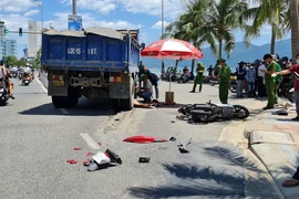 Nhân viên trung tâm pháp y ngăn cản xe chở tử thi, yêu cầu nộp 14 triệu 