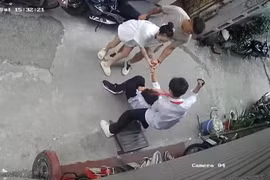 Clip nam sinh bị nữ giáo viên cùng nhiều người lao vào đánh hội đồng