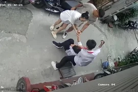 Clip nam sinh bị nữ giáo viên cùng nhiều người lao vào đánh hội đồng