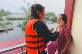 Những 'cô Tiên' mang cả tính mạng ra 'đánh cược' khi lao vào tâm lũ