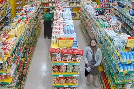 Chân dung người phụ nữ ăn trộm hàng tại Bách hóa Xanh