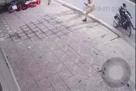 Nam thanh niên lao thẳng xe máy vào người thiếu tá công an