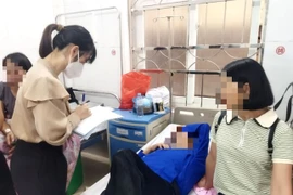 Sau bữa ăn tối tại nhà hàng ở Hạ Long, nhiều khách du lịch nhập viện 