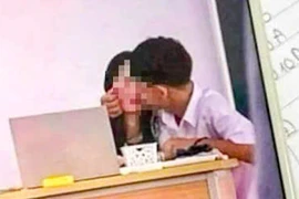 Vì sao nam sinh cấp 3 có cử chỉ 'thân mật' với nữ giáo viên trên lớp?